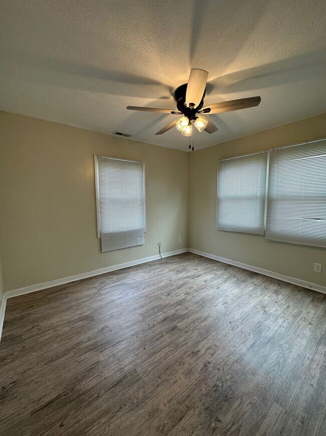 Building Photo - 1528 Redwood Dr