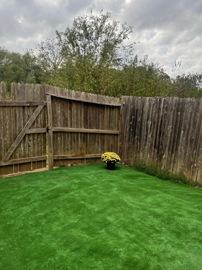 Building Photo - 10723 Mathom Landing