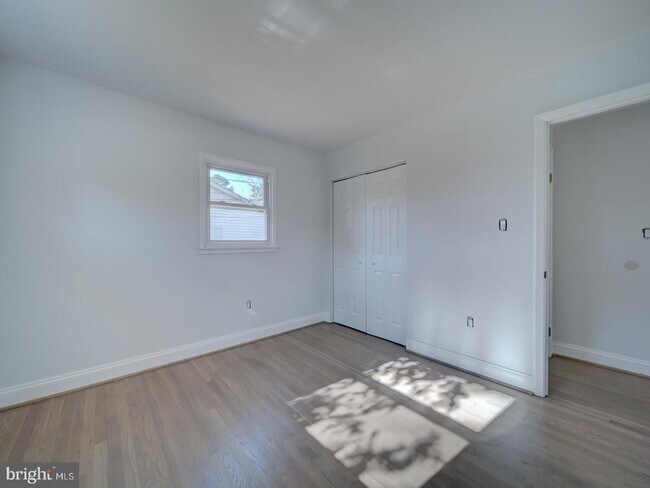 Building Photo - 2303 W Longview Dr