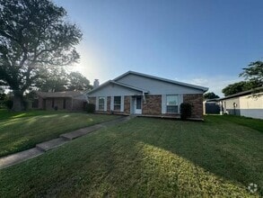 Building Photo - 2221 Ridgedale Dr