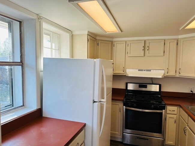 Building Photo - 4 bedroom, 1 bath. Pets Ok, Remodeled in 2...