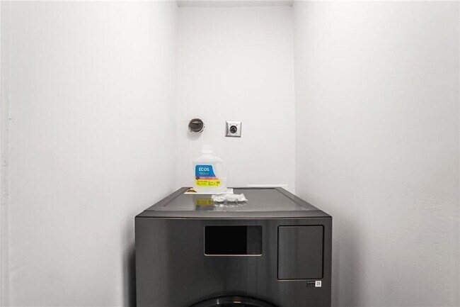 Building Photo - 1210 Cleburne Ave NE