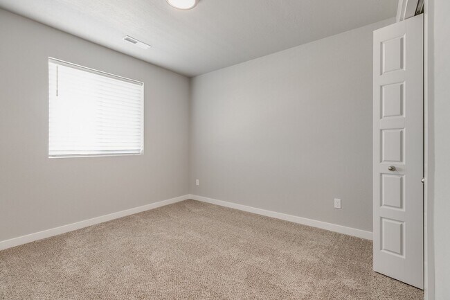 Building Photo - You can be HOME in this beautiful townhome!