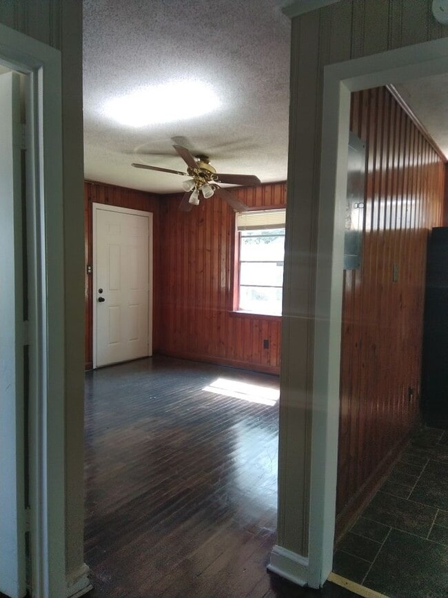 Building Photo - 304 Old Shaw Rd