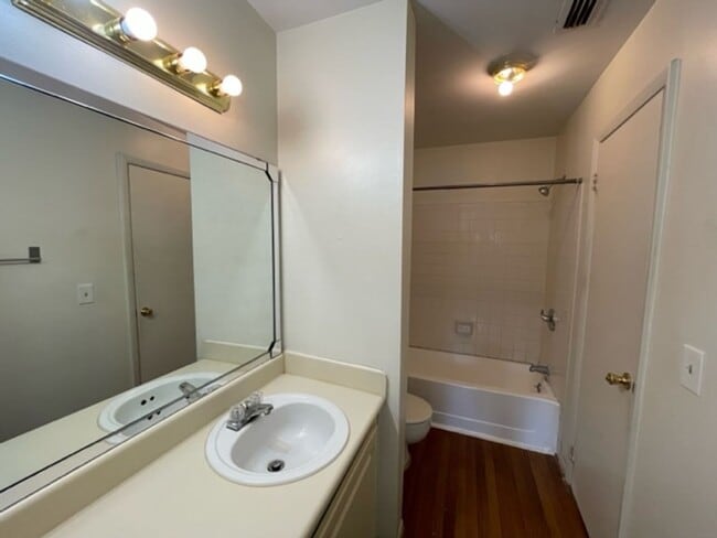 Building Photo - Large 1 bedroom Condo on Second Floor Over...