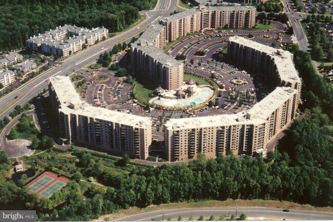 Building Photo - 8360 Greensboro Dr