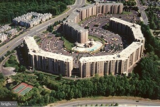 Building Photo - 8360 Greensboro Dr