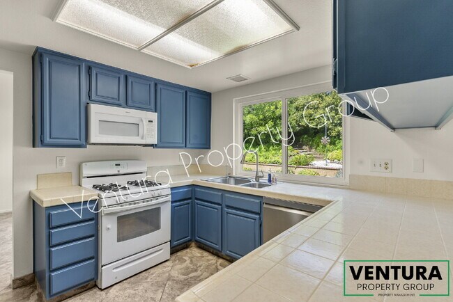 Building Photo - Spacious 4-Bed, 3-Bath Gem in Camarillo Heights