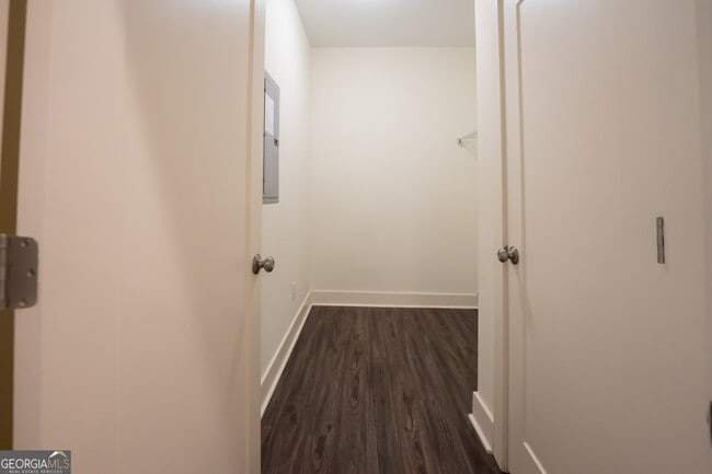 Building Photo - 1000 Bell Cir