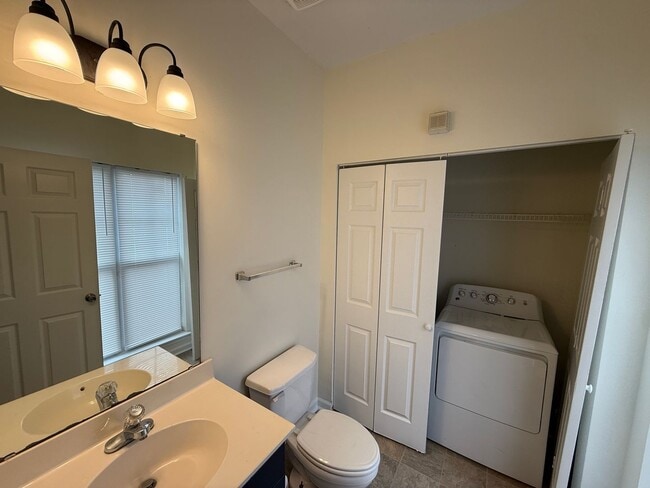 Building Photo - Beautiful End-unit townhome in university with Primary bedroom on 1st floor