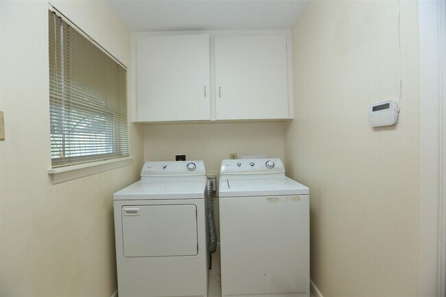 Building Photo - Wonderful mid century one story home, rece...