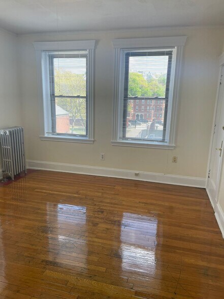 Building Photo - 352 Riverway
