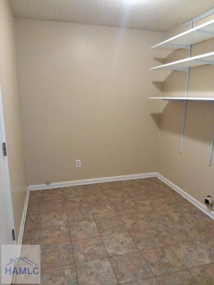 Building Photo - 905 King Air Ct