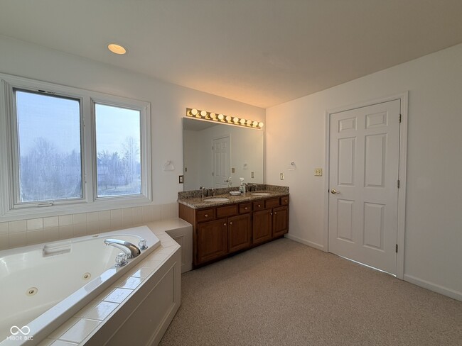 Building Photo - 1351 Woodpond N Roundabout