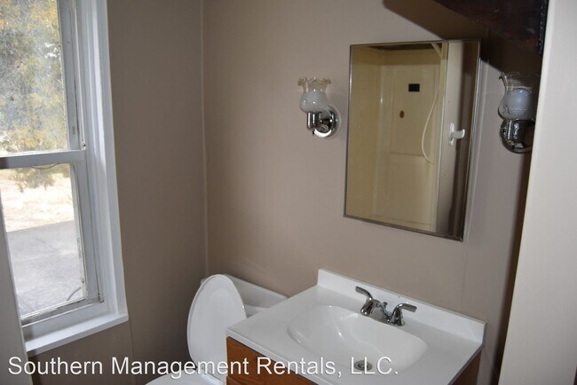 Building Photo - 3 br, 1 bath House - 497 Windsor Rd 2nd an...