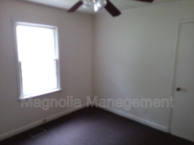 Building Photo - 922 E Andrews Ave