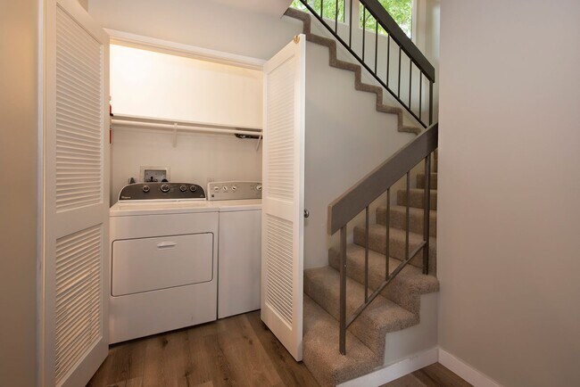 Building Photo - Completely Renovated 2 Bedroom / 1.5 Bath ...