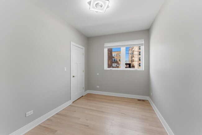 Building Photo - 7428 N Rogers Ave