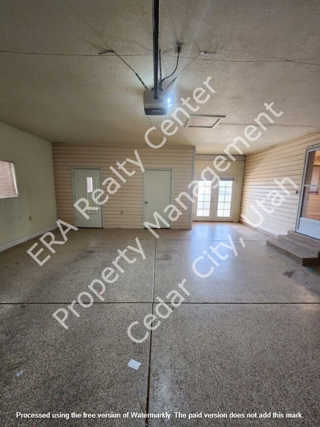 Building Photo - 921 N 400 W