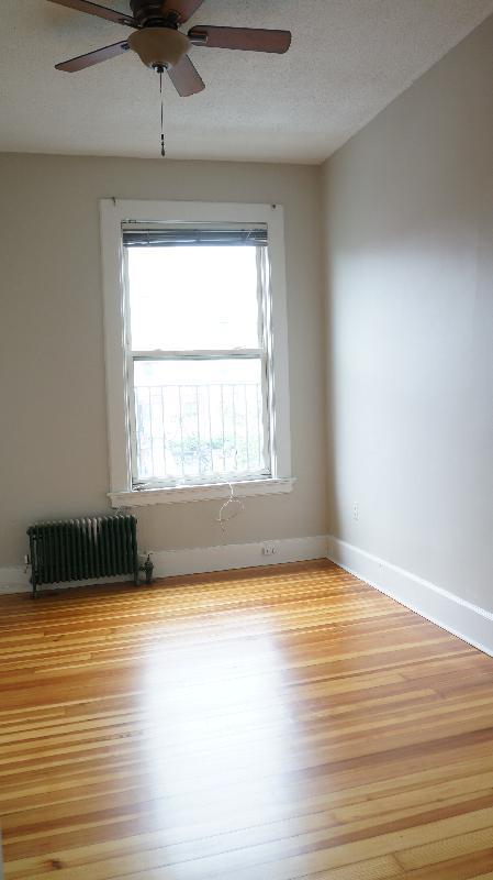 Building Photo - 554 E 4th St