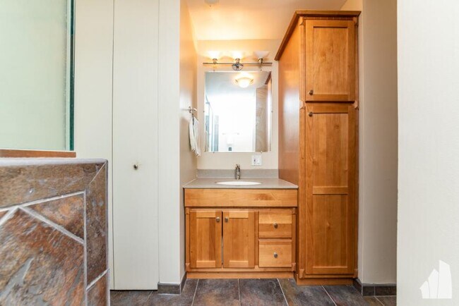 Building Photo - 2 bedroom in Chicago IL 60613