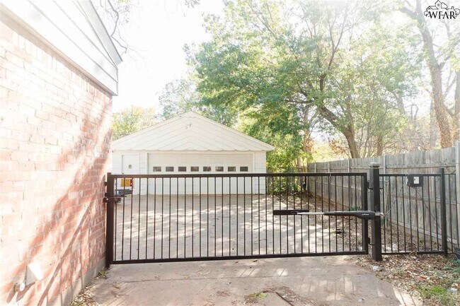 Building Photo - 2415 Ellingham