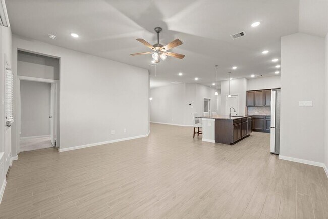 Building Photo - 30839 Boxwood Dr