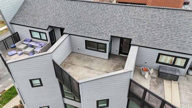 Building Photo - Modern Townhome with Roof Terrace in Dilworth Neighborhood Charlotte NC