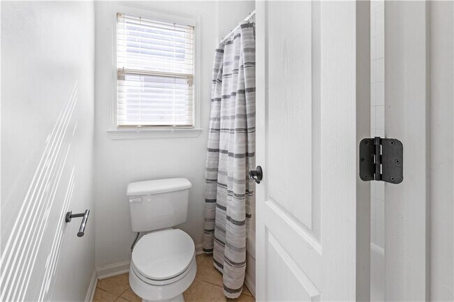 Building Photo - 3713 Lake Edge Dr