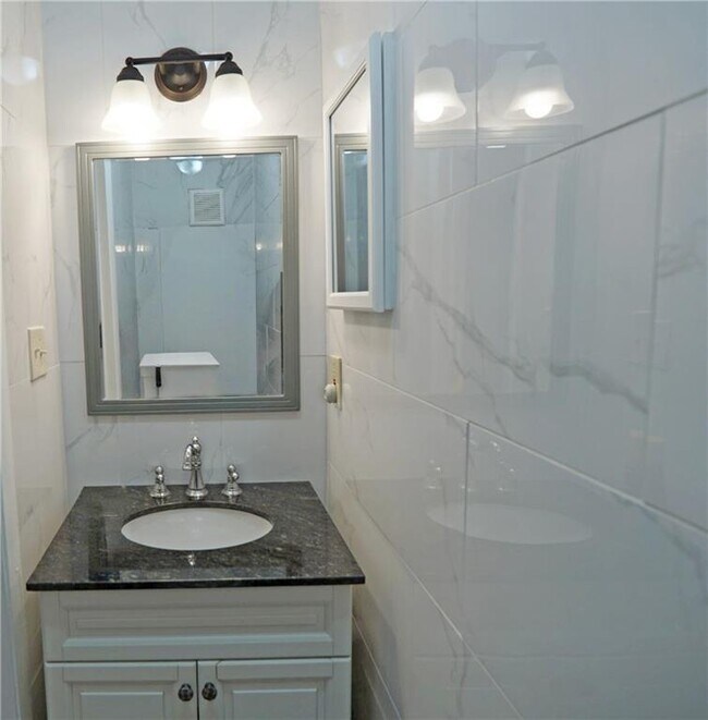 Building Photo - 291 Country Club Dr