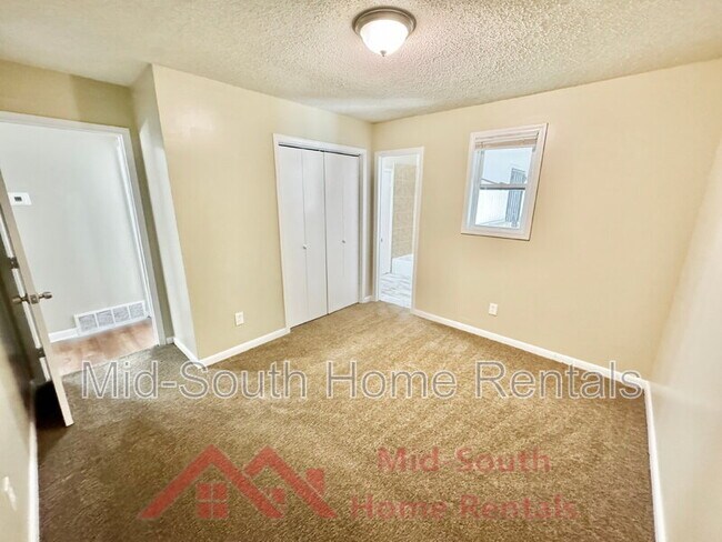 Building Photo - 2452 Debby Dr