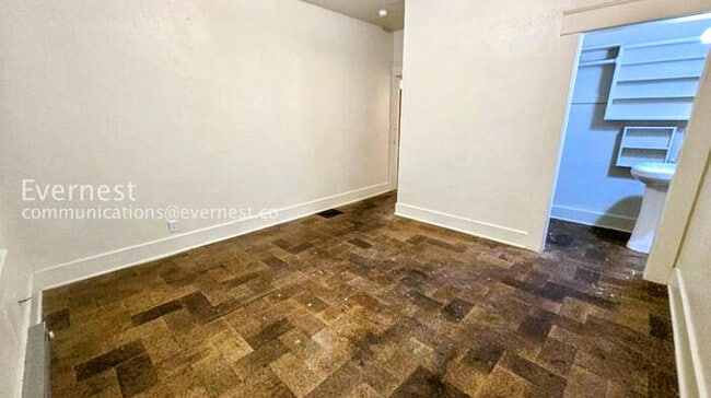 Building Photo - 4 Bed, 2 Bath Home with Fenced Yard / Vouchers Accepted / 12 to 18 month lease options available.