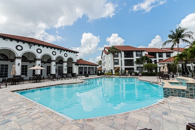 Building Photo - Ground-Level Comfort in North Naples – 2BR Condo in Fairway Preserve at Olde Cypress