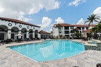Building Photo - Ground-Level Comfort in North Naples – 2BR...