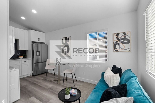 Building Photo - 1638 Elm Ave