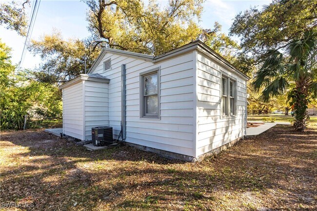 Building Photo - 2217 Dora St