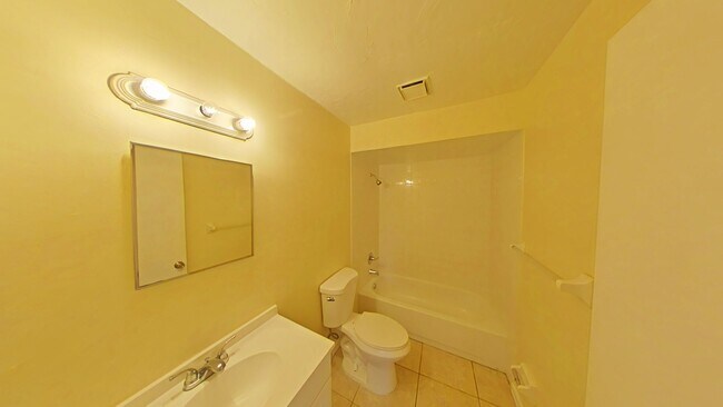 Building Photo - Nice and Cozy 2 Bed/1 Bath Apartment