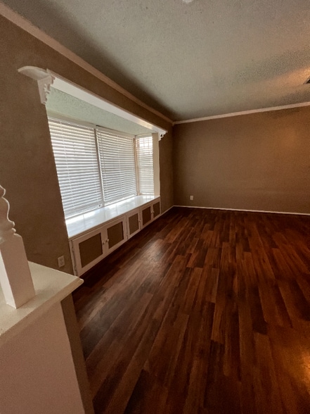 Building Photo - 908 Sycamore Dr