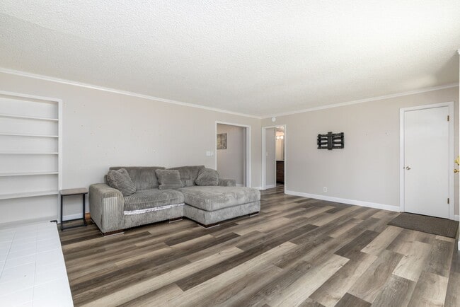 Building Photo - 5 bedroom 2 bath rental