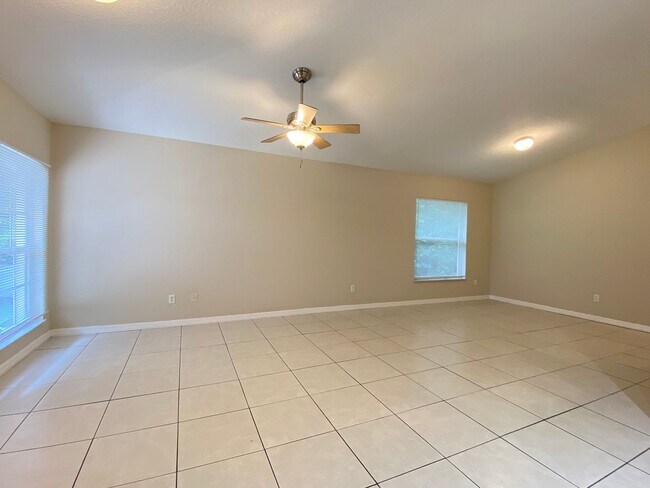 Building Photo - 2 Bedroom, 2 Bath Duplex with 1 Car Garage...