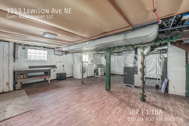 Building Photo - 1213 Lewison Ave NE