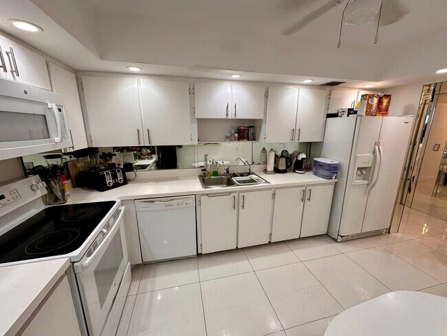 Building Photo - 1880 S Ocean Dr