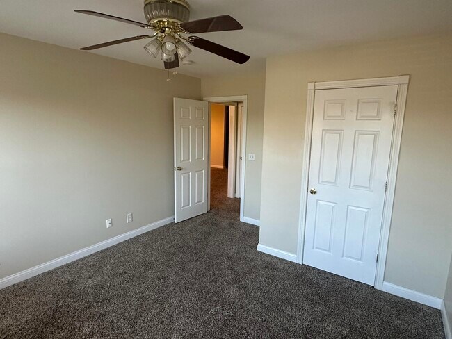 Building Photo - 6 Hudson Hollow Road