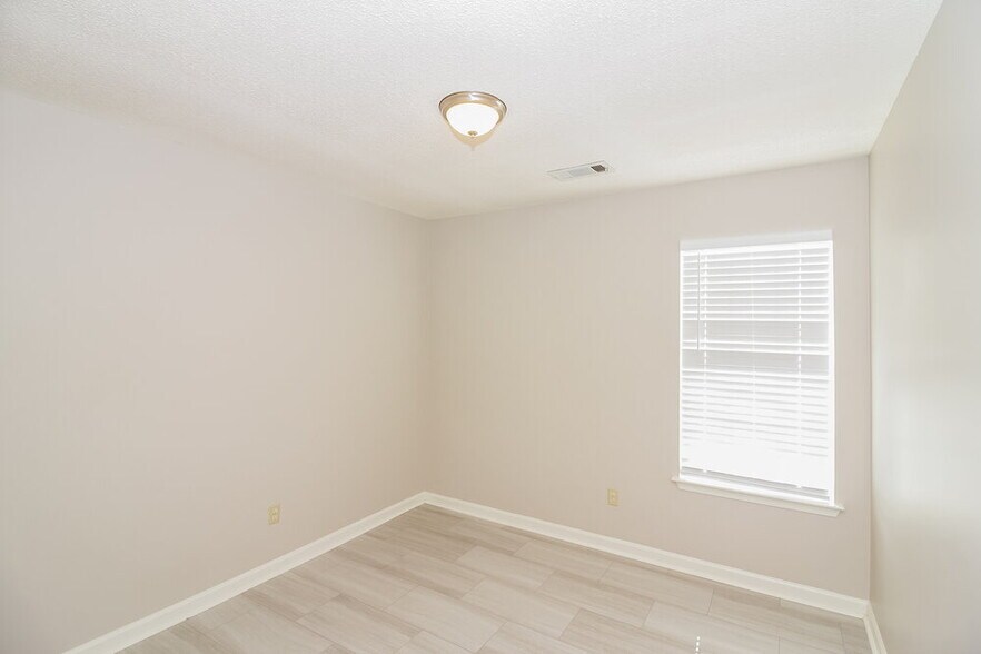 Building Photo - 8056 Sandywood Ln