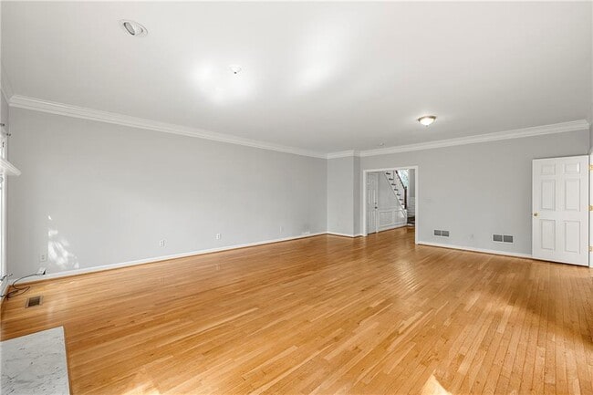 Building Photo - 302 S River Farm Dr