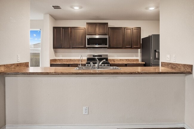 Building Photo - 4 Bedroom/3 Bath Redbird Ranch Subdivision