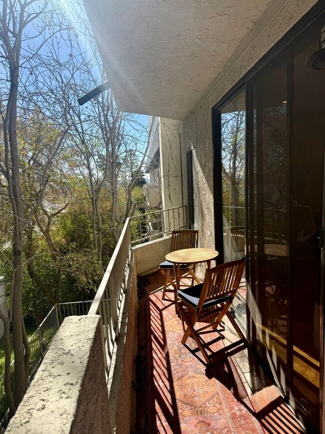 Building Photo - 1140 Alta Loma Rd