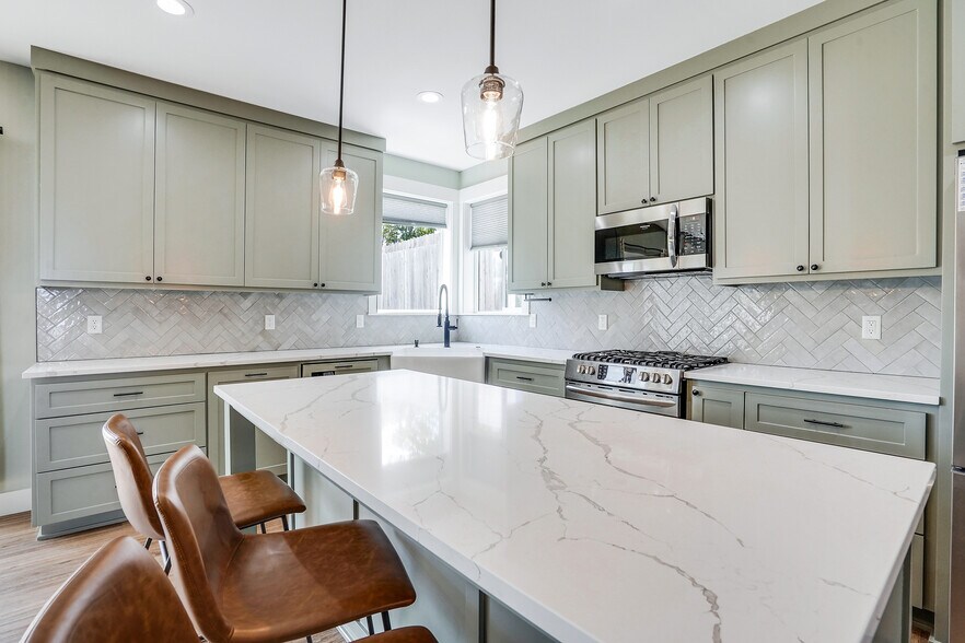 Building Photo - 1132 Thunderbird Ave S