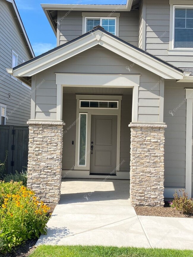 Building Photo - Bright & Spacious SE Bend Retreat with Vau...