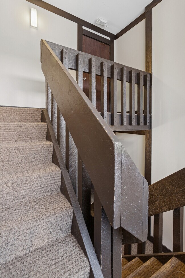 Building Photo - 6185 Pinewood Ct